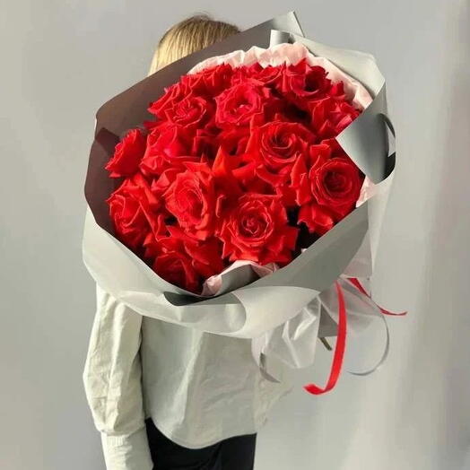 Большой букет алых роз
