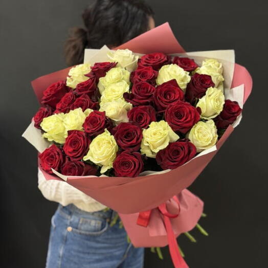 Дуэт красных и белых роз 🌹