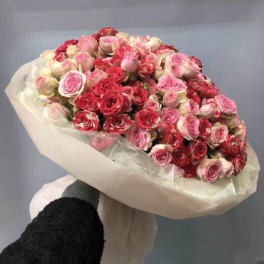 Букет кустовых роз 35 штук