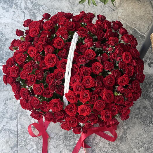 Корзина красных кустовых роз️