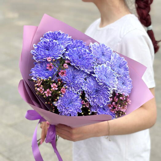 Необычный букет фиолетовая кустовая хризантема и хамелациум💜