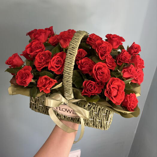 Зеленая корзина с красными кудрявыми розами 💋