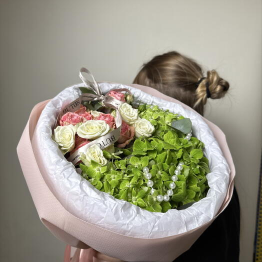Букет «Микс» гортензия, роза кустовая пионовидная, роза кустовая белая, эвкалипт ветка