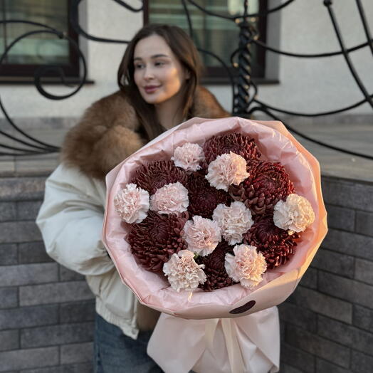 Букет с сезонной хризантемой бигуди