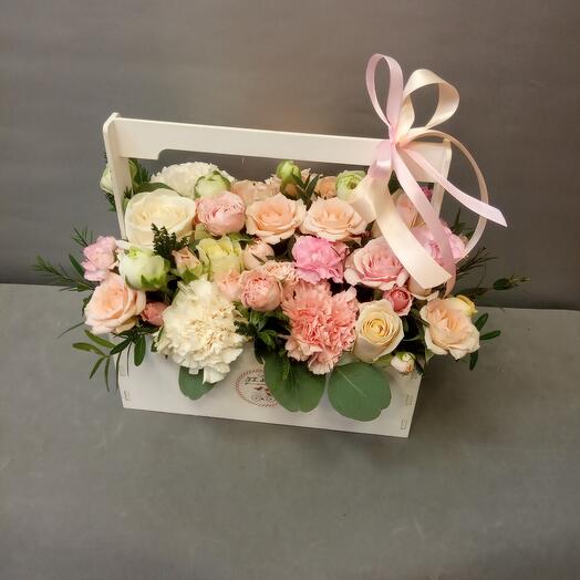 Caja de rosas y claveles