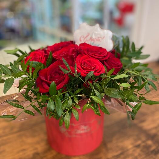 15 red roses in a hatbox