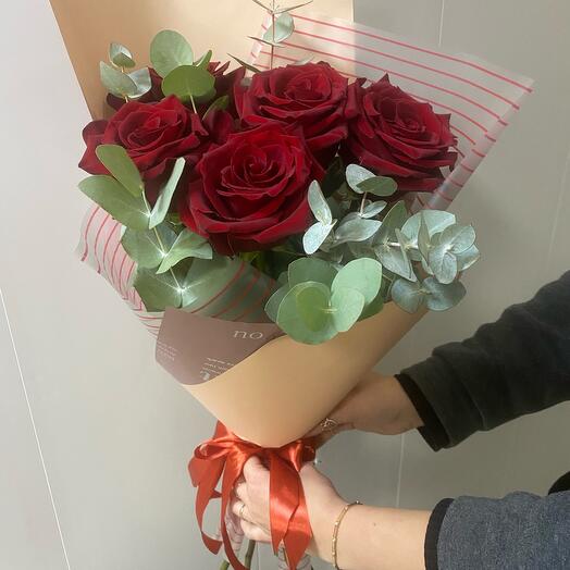 Bouquet of 5 red roses with greenery
