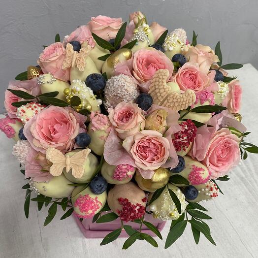 Strawberries in Belgian chocolate with roses