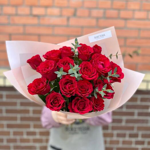 Букет из 17 кенийских роз с эвкалиптом