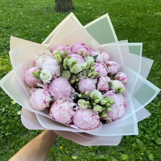 Букет из 19 пионов и эустомы