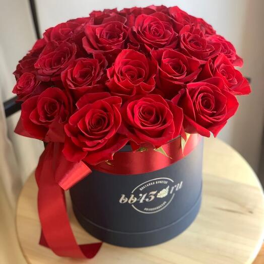 25 rosas rojas en una Caja azul marino