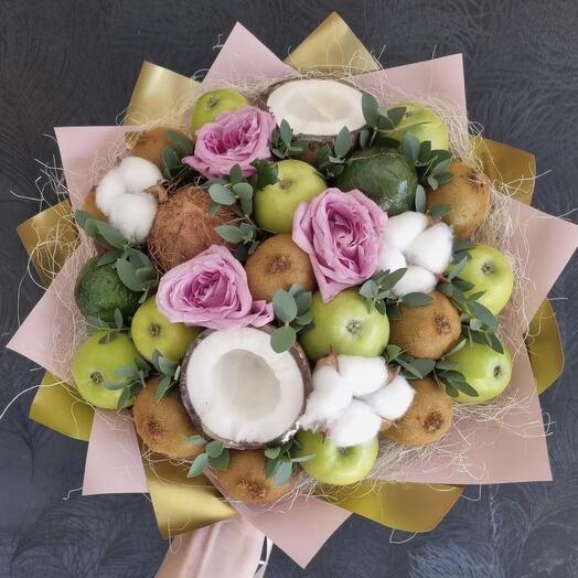 Ramo de frutas con coco y flores