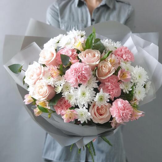 Ramo voluminoso con rosas y crisantemo