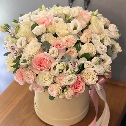 Hermoso ramo en una Caja con rosas y eustoma, mamá, hermana, amiga, colega, sin motivo