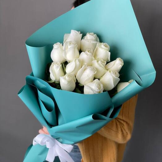 Белые розы 15 шт в изумрудном оформлении
