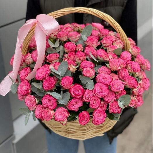 Кустовая роза харпс в корзине
