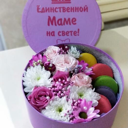 Цветы роза кустовая хризантемы гипсофила с пирожным макарони для мамы