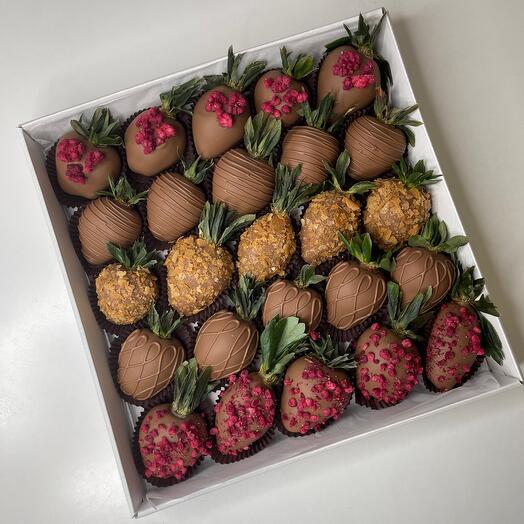Dulce regalo de fresa cubierto de chocolate