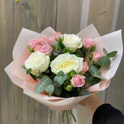 Ramo suave cumplido con rosas