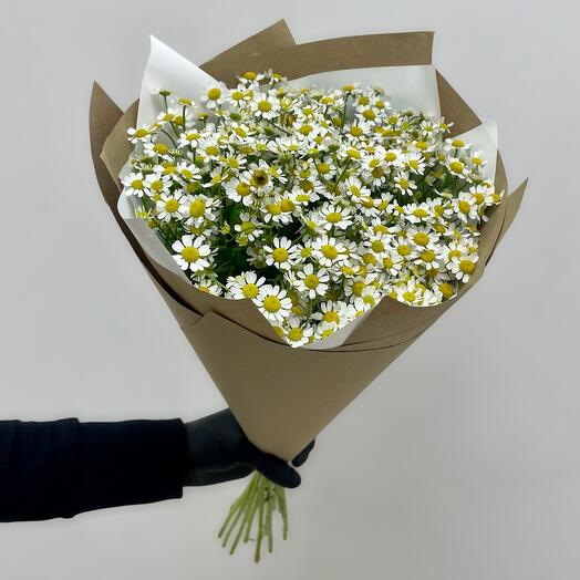 Букет из матрикарий в крафтовой упаковке