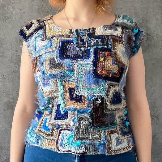 Вязаная майка пэчворк голубая