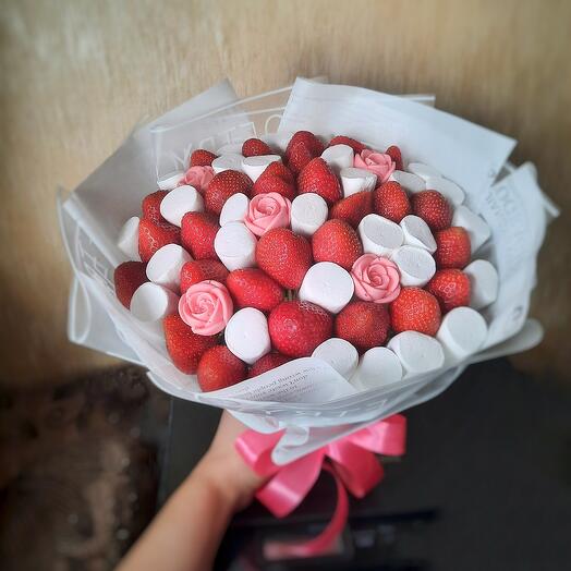 Букет з полуницею і маршмеллоу