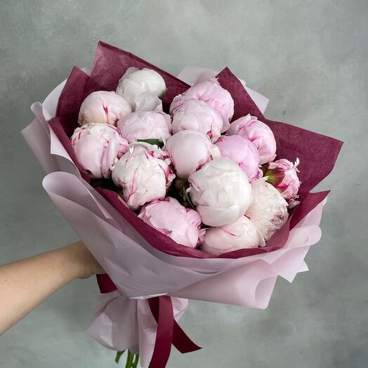 15 нежно-розовых пионов