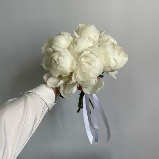 Ramo de novia de peonías blancas (boutonniere como regalo)