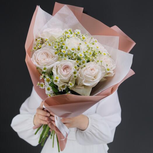 Розы White Ohara с ромашками