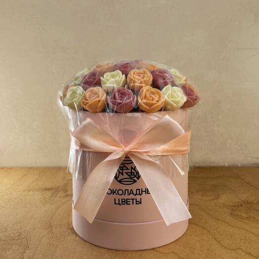 Букет из 37 шоколадных роз в шляпной коробке