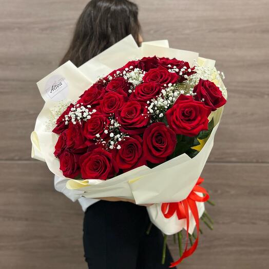 Red rose whith gypsophila
