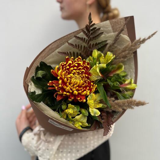 Bouquet "September is burning" (chrysanthemum Fuego, alstroemeria, fern, dried flowers)