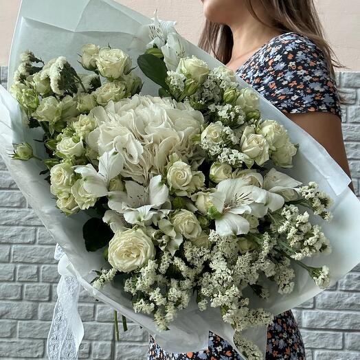Букет из кустовых роз и гортензии