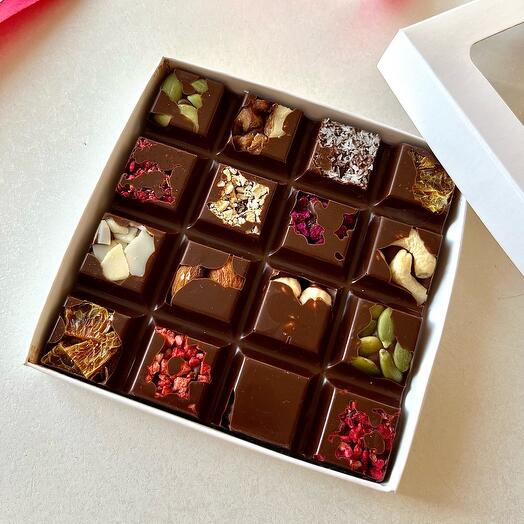 Шоколад без сахара с ягодами и орехами