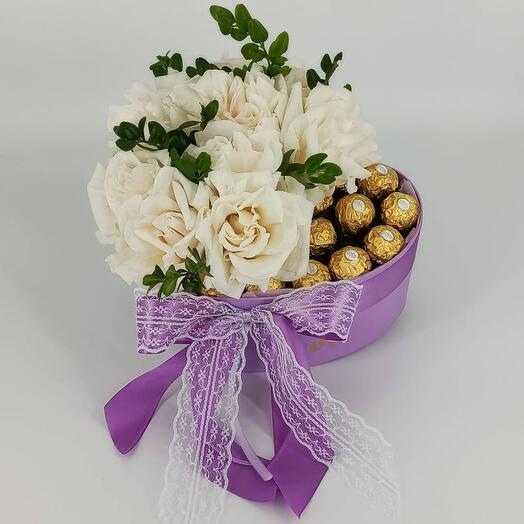 Сердце из белых французских роз с конфетами Ферреро роше