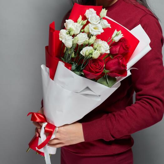 Красные розы с лизиантусом