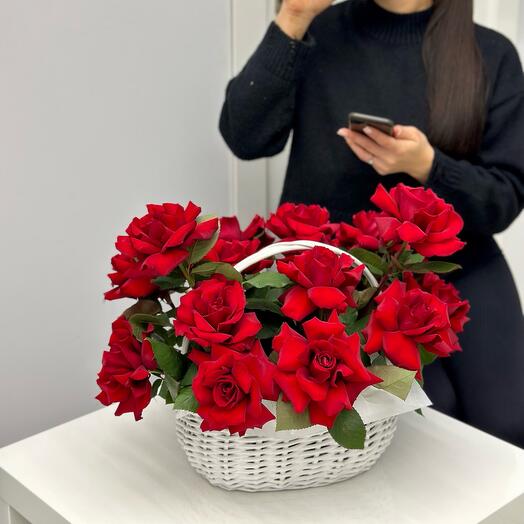 Корзина с красными кружевными розами