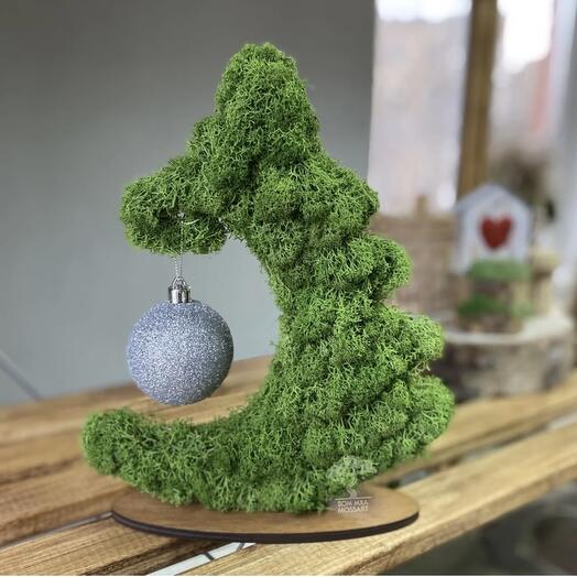 Ель фигурная "Christmas tree" на подставке с новогодним шаром в подарочной упаковке, 28 см., Трава