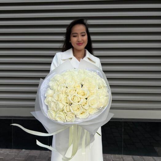 Букет из 51 белоснежной розы в фирменной упаковке