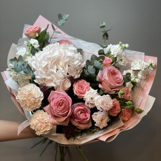 Un ramo de rosas en forma de peonía ,hortensias y fragante mattiola es Delicado