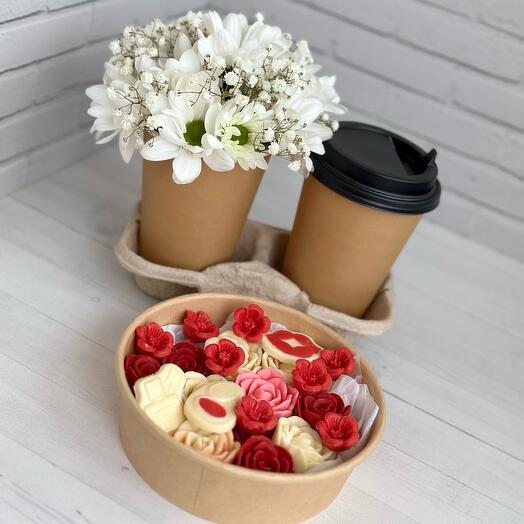 Цветы в коробке+ шоколад ручной работы+ кофе для мамы
