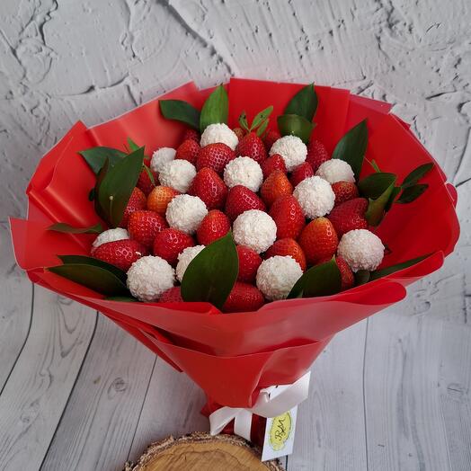 Букет с клубникой и Раффаээло
