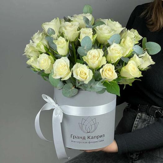 Композиция из роз Атена с эвкалиптом (35 шт)