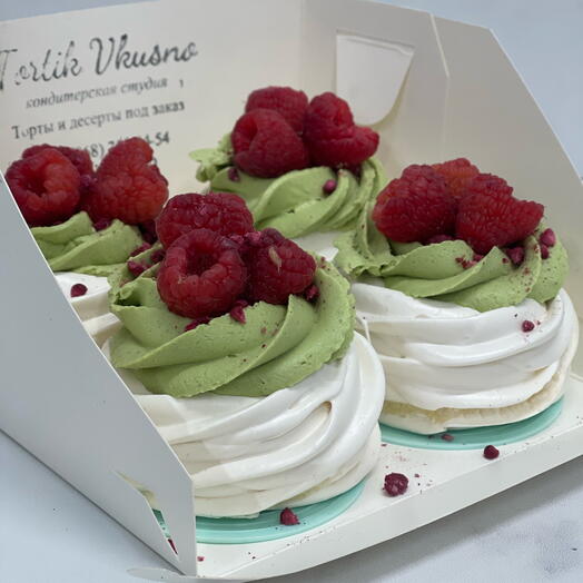 Pavlova dessert