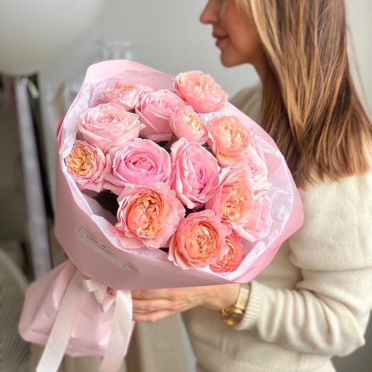 Bouquet of peony-shaped roses