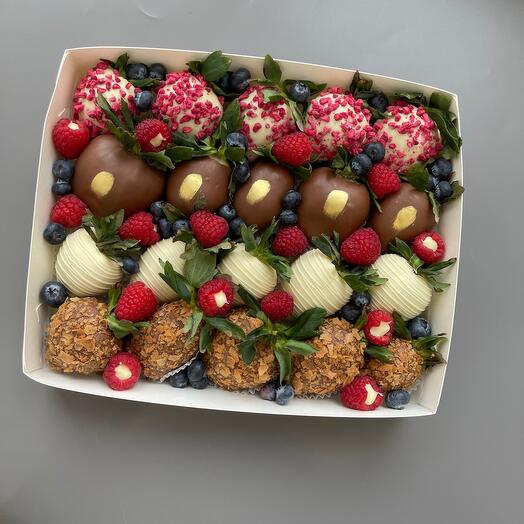 Chocolate-covered strawberry set 4