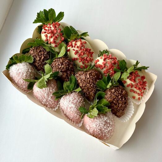 Клубника в белом и молочном шоколаде 12 шт
