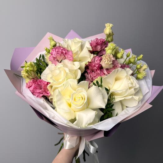 Букет из белых французских роз с лизиантусами