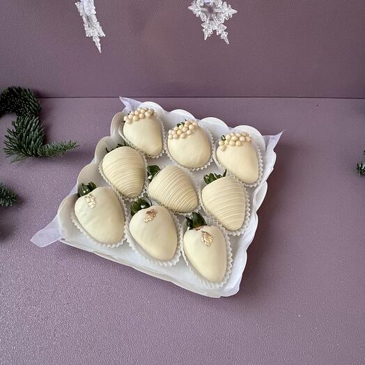 Коробочка клубники в белом шоколаде