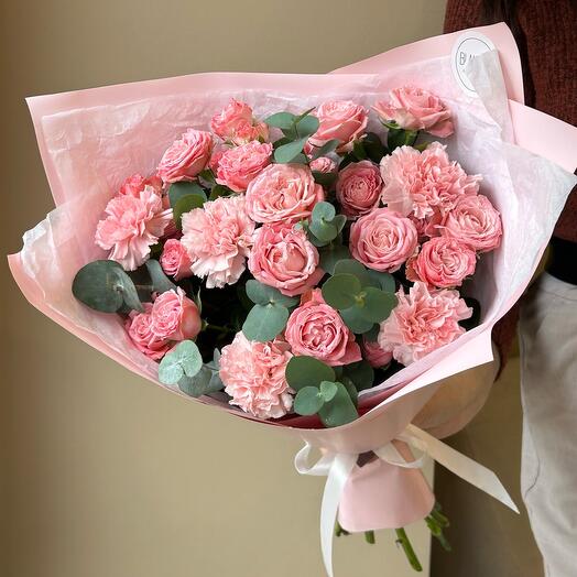 Букет «Розовые мечты» из кустовых роз и диантусов 💕🌸